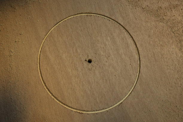 用锯末在木头上凿出的洞图片下载