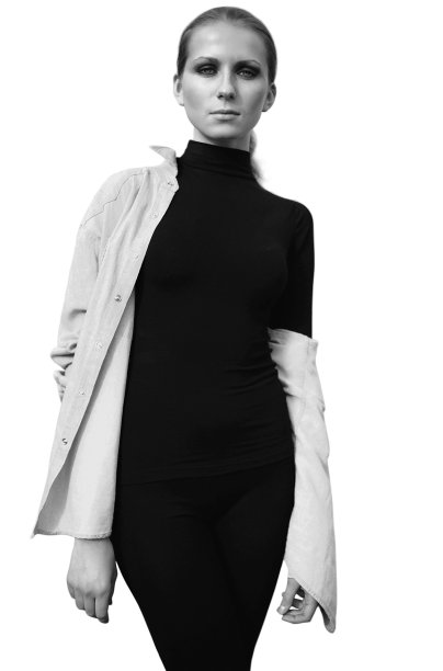 美丽的女人模特在黑色摆出孤立的背景，黑白照片图片下载