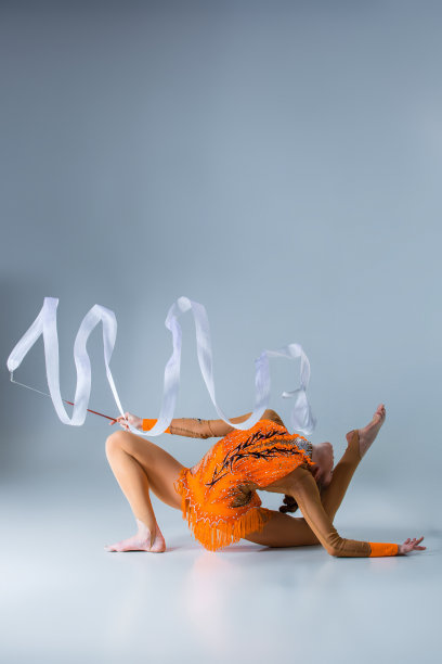 漂亮的白种女子体操运动员，带着白色的丝带图片下载