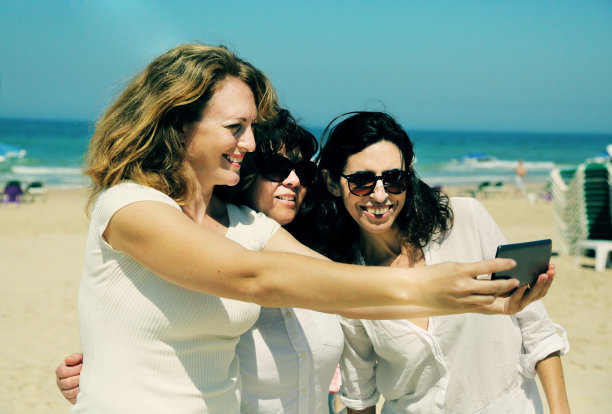 三个好朋友在海边散步图片下载