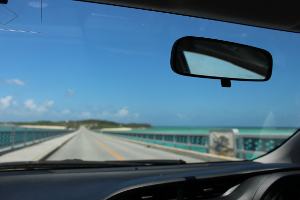 司机在车里的观点。日本冲绳宫古岛。图片下载