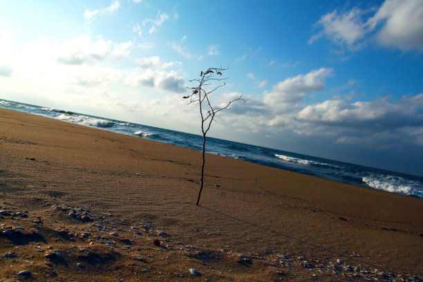 日夜改变时间观念。复合夏天海景。土耳其安塔利亚海滩。大海里湛蓝平静的海水图片下载
