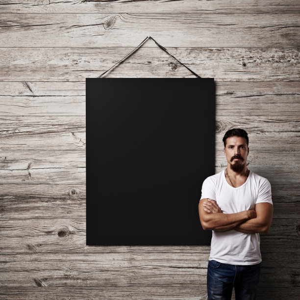 留着胡子的家伙，墙上挂着黑色海报图片下载