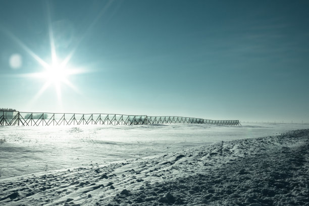 保护道路不受积雪的栅栏。图片下载