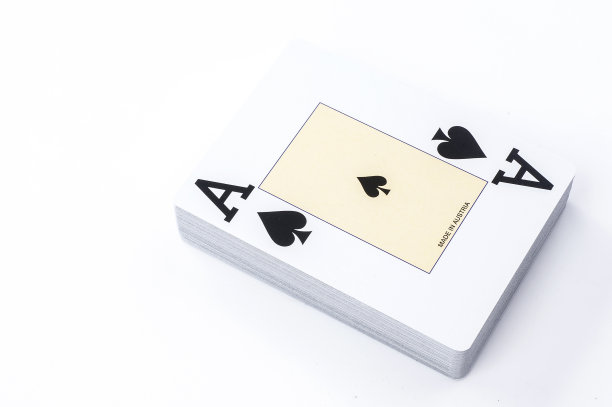 新打开的扑克牌。孤立在白色背景上。图片下载