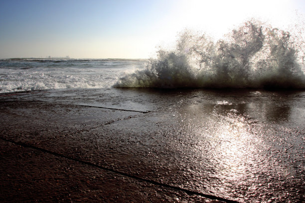 海浪拍打着路边图片下载