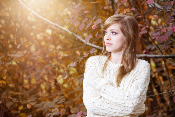 年轻漂亮的女孩图片下载