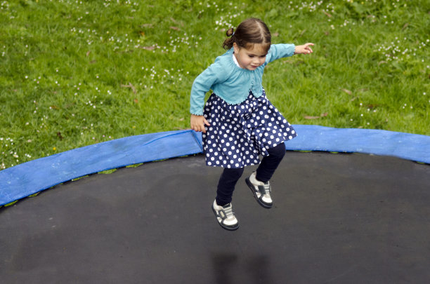 女孩在蹦床上跳图片下载