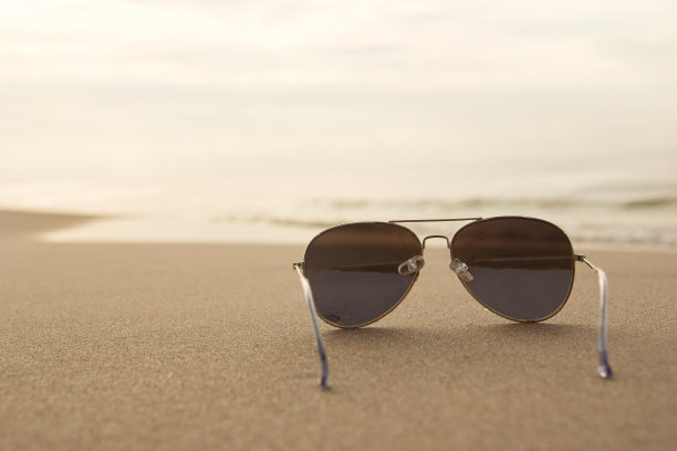 海滩上的太阳镜图片下载