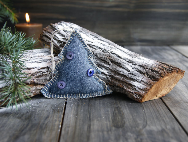 圣诞树上的圣诞装饰品图片下载