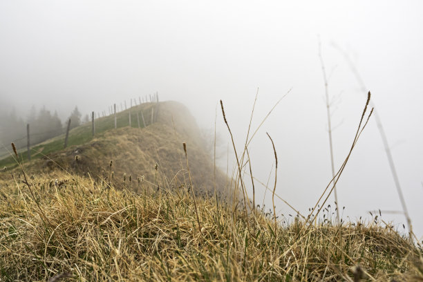 云脊，Bewölkung am Berggrat图片下载