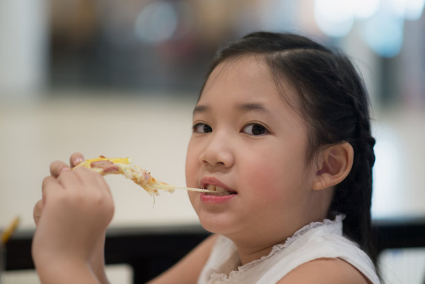 在餐馆吃披萨的女孩图片下载