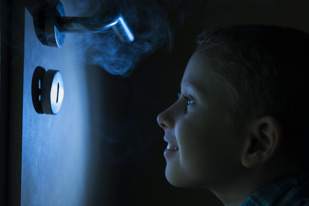 门边吸烟图片下载