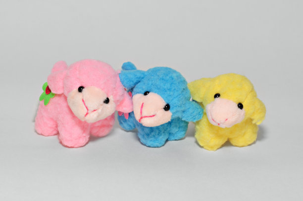 三个柔软的小羊羔玩具。图片下载