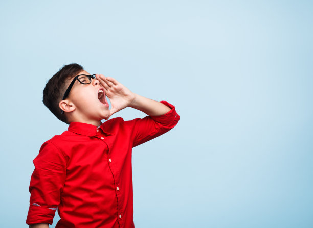 戴眼镜的小男孩大声喊叫图片下载