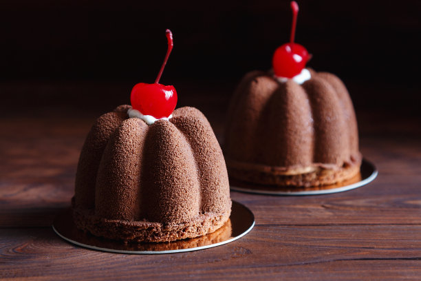 巧克力天鹅绒蛋糕配樱桃图片下载