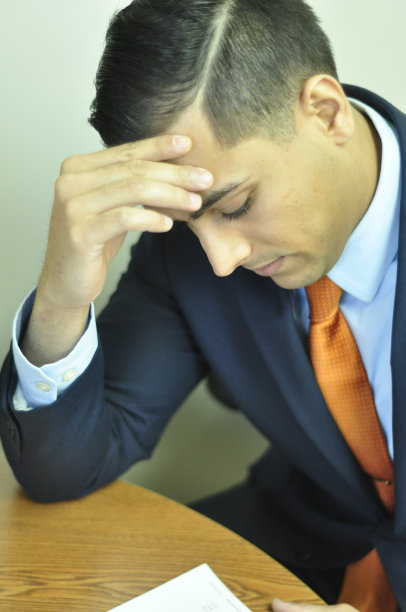 西装革履的商人专注于文书工作图片下载