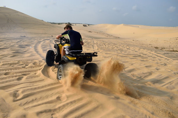 驾驶ATV真正的沙漠，越南梅内图片下载