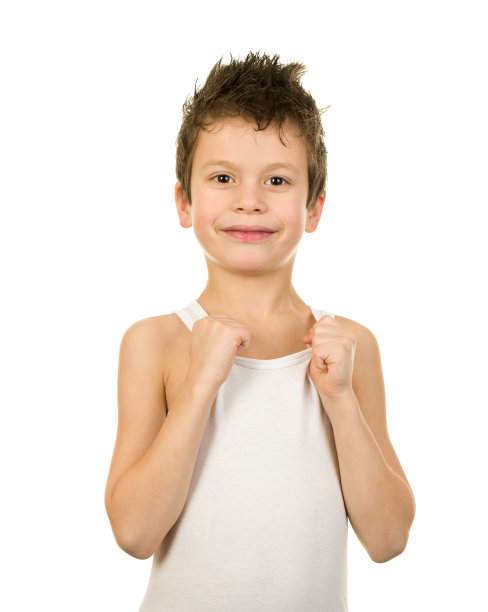 一个穿着内衣头发湿漉漉的男孩的肖像图片下载