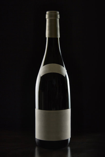 黑暗中的酒瓶图片下载