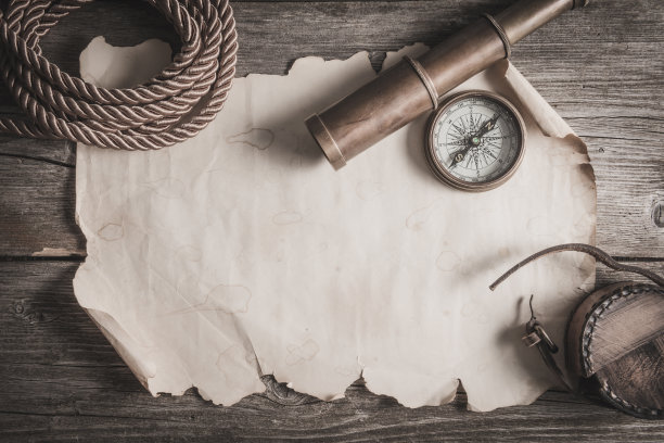 古董静物罗盘，六分仪，古董纸和一个在木材上的望远镜图片下载