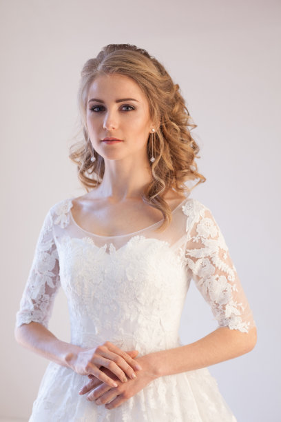 美丽的新娘摆着发型和礼服图片下载