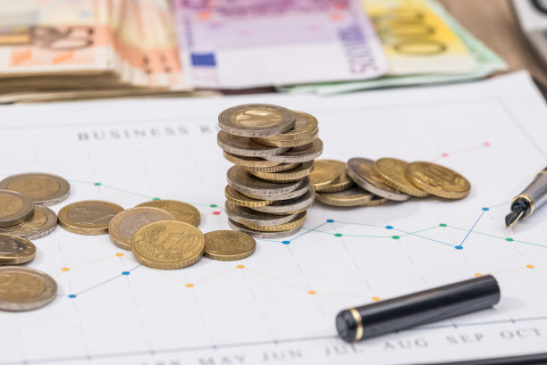 商业图表与欧元硬币，纸币和计算器图片下载