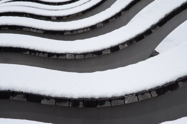 被雪覆盖的长凳图片下载