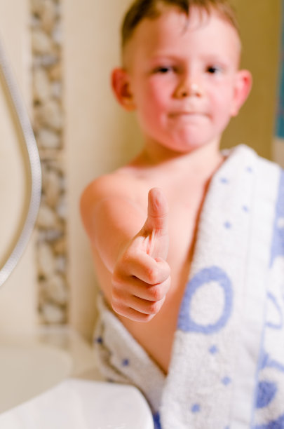 小男孩在浴室里竖起大拇指图片下载