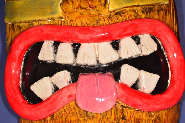 陶瓷Tiki面具嘴的特写，坏牙齿和舌头伸出来图片下载