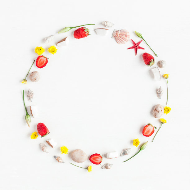 夏天的作品，用黄色的花，石头，贝壳，草莓，椰子图片下载