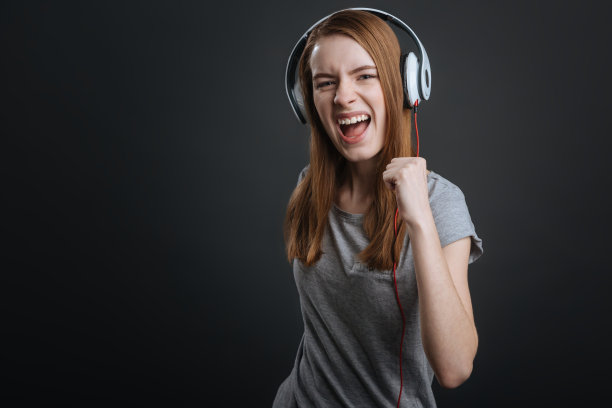 精力充沛的漂亮女孩戴着新耳机图片下载