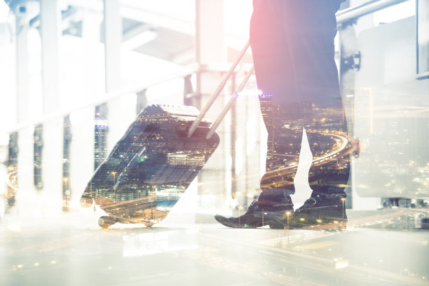 近距离观察携带行李的亚洲商人。图片下载