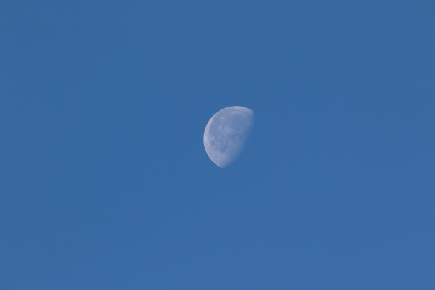 白天看到月亮图片下载