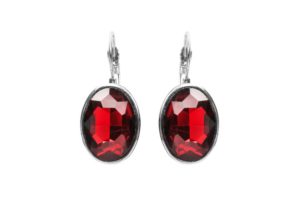 红宝石耳环孤立图片下载