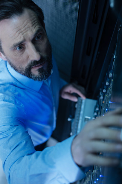 在数据中心工作的专业程序员图片下载