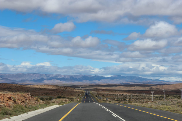 南非一条又长又直的路图片下载