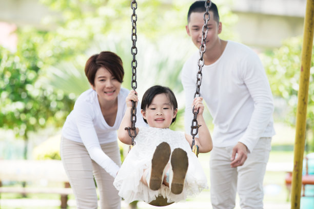 快乐的亚洲家庭在操场图片下载