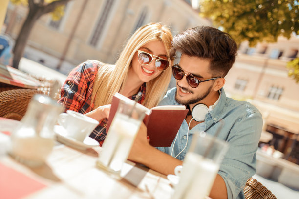 约会。年轻夫妇在咖啡馆喝咖啡。教育，关系，爱，生活方式的概念图片下载