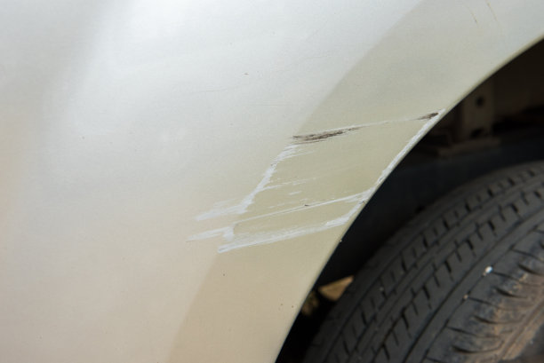 汽车的漆面划伤很深图片下载