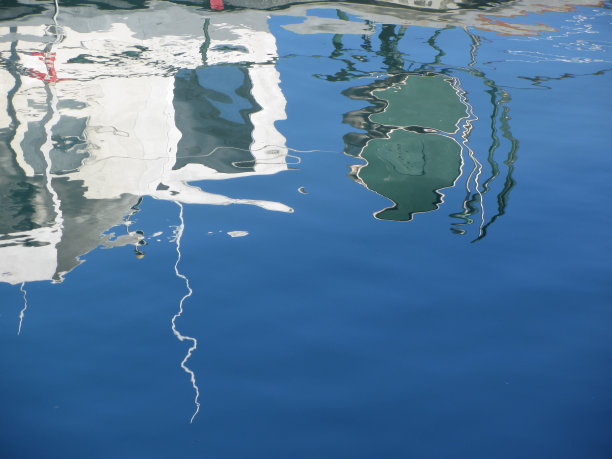 渔船倒映在水面上图片下载