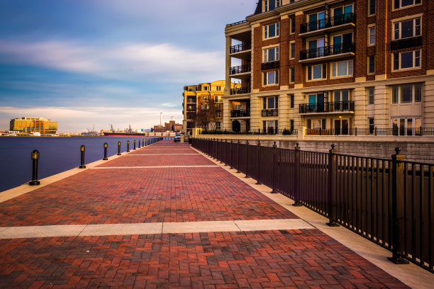 长时间暴露的海滨长廊和公寓在th图片下载