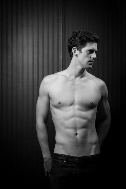 年轻的白人男子与运动身体图片下载