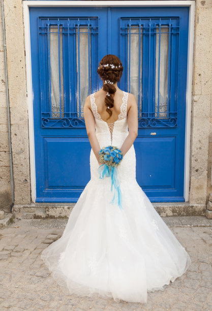 快乐的新娘转过身去图片下载