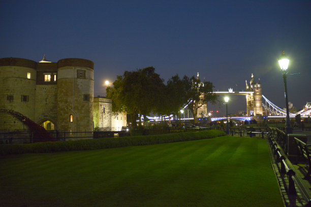 被照亮的伦敦塔和桥塔的夜晚，伦敦，英国图片下载