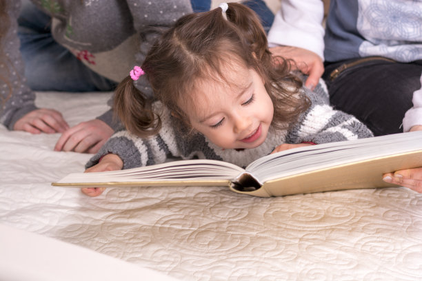 小女孩拿着一本书图片下载