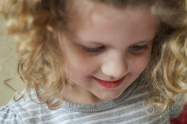 卷发的小女孩图片下载