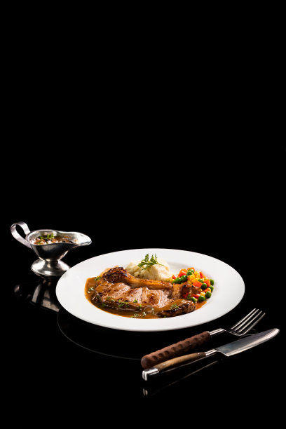 牛排，中等烤，孤立在黑色背景。图片下载