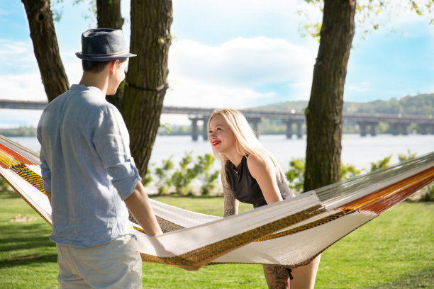 吊床旁的浪漫情侣照片图片下载