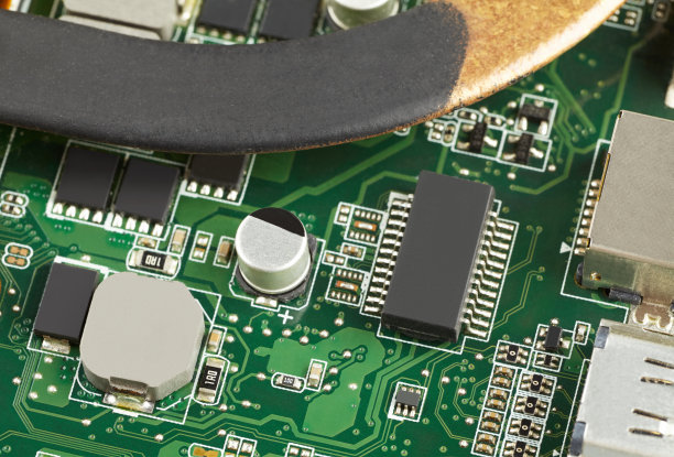 不同的电子元件在绿色电路板上图片下载